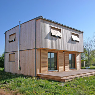 Aménagement d'une petit façade en bois contemporaine à un étage avec un toit plat.