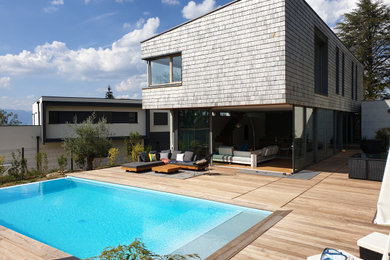 Idées déco pour une façade de maison contemporaine en bois de taille moyenne avec un toit plat et un toit végétal.