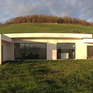 Maison contemporaine en C à toit terrasse végétalisé
