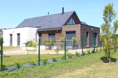 Imagen de fachada de casa pareada blanca contemporánea de tamaño medio de una planta con revestimientos combinados, tejado de teja de barro y tejado a dos aguas