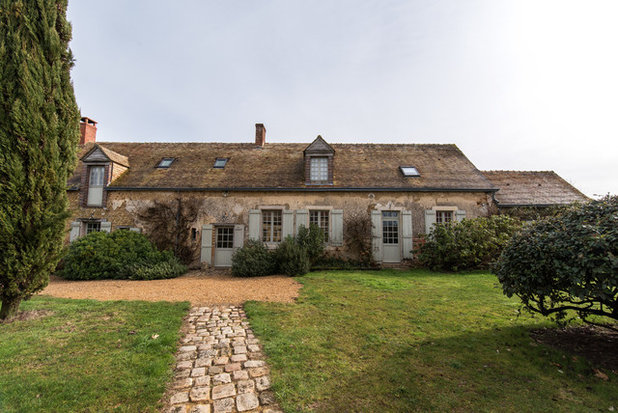 Farmhouse Exterior by LES CHANTIERS COTTIN