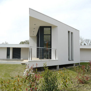 Idée de décoration pour une façade de maison blanche design de taille moyenne et de plain-pied avec un toit plat.