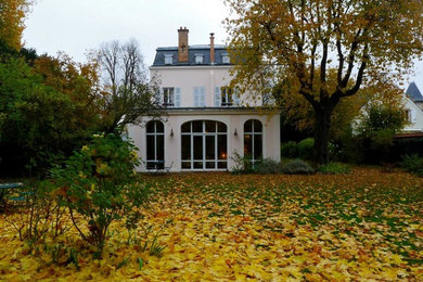 パリにあるトランジショナルスタイルのおしゃれな家の外観の写真