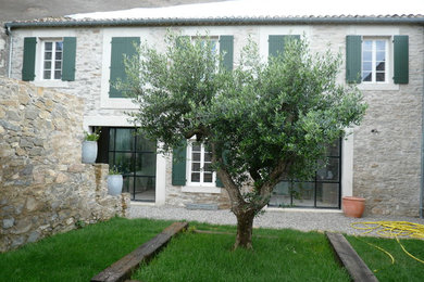 Idée de décoration pour une façade de maison champêtre.