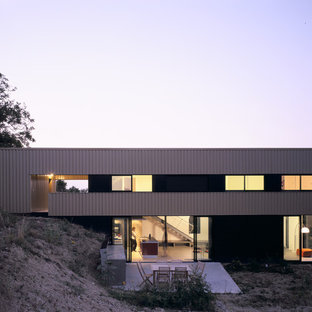 Exemple d'une façade de maison industrielle à un étage avec un toit plat.