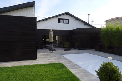 Inspiration for a contemporary house exterior in Bordeaux.