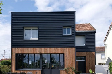 Idées déco pour une façade de maison de ville noire contemporaine en bois et bardage à clin de taille moyenne et à un étage avec un toit papillon, un toit en tuile et un toit rouge.