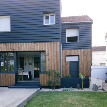 Maison FP l Rénovation énergétique en bois et acier noir.