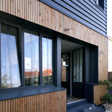 Maison FP l Rénovation énergétique en bois et acier noir.