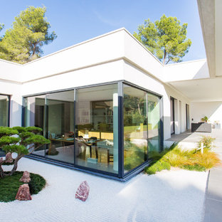 Idées déco pour une très grand façade de maison blanche moderne de plain-pied avec un toit plat.