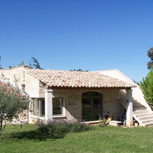 Inspiration pour une petit façade en pierre beige rustique avec un toit plat.