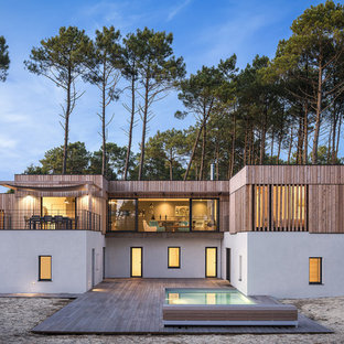 Réalisation d'une façade de maison design à un étage avec un toit plat.