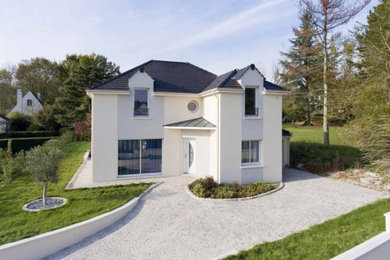 Inspiration for a large and beige contemporary two floor detached house in Paris with a hip roof and a tiled roof.