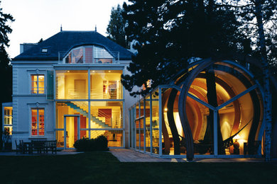 Inspiration pour une grande façade de maison blanche design en verre à deux étages et plus avec un toit à quatre pans.