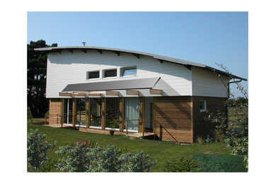 Cette photo montre une grande façade de maison blanche moderne en bois à deux étages et plus.