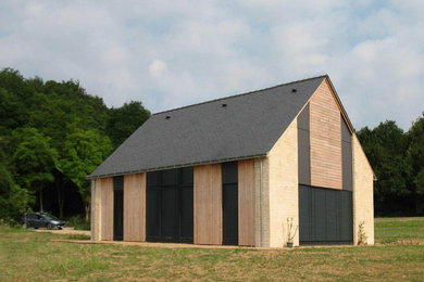 Inspiration pour une petite façade de maison beige rustique à un étage avec un toit à deux pans.