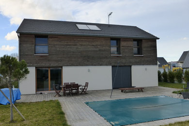 Diseño de fachada de casa beige contemporánea grande de dos plantas con revestimiento de madera, tejado a dos aguas y tejado de teja de barro