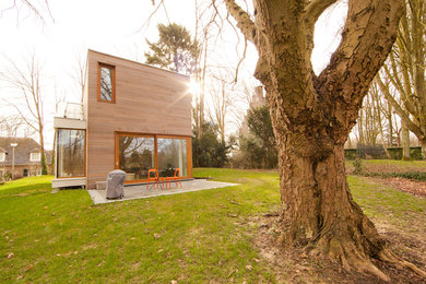 Ispirazione per la facciata di una casa piccola marrone contemporanea a due piani con rivestimento in legno