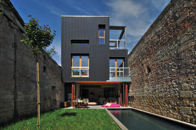 Cette image montre une façade de maison design de taille moyenne.