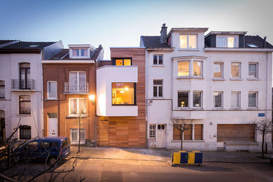 Aménagement d'une petite façade de maison de ville blanche contemporaine en bois à deux étages et plus avec un toit plat.