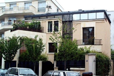 Mittelgroßes, Dreistöckiges Modernes Wohnung mit beiger Fassadenfarbe, Flachdach und Blechdach in Paris
