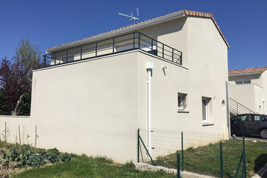 Mittelgroßes, Zweistöckiges Modernes Einfamilienhaus mit Backsteinfassade, beiger Fassadenfarbe, Satteldach und Ziegeldach in Toulouse