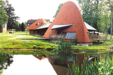 Modelo de fachada de casa naranja ecléctica de una planta con tejado de teja de madera