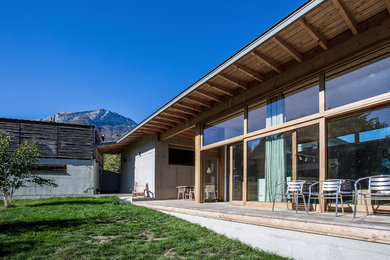 Foto de fachada de casa gris contemporánea extra grande de dos plantas con revestimiento de hormigón, tejado plano y techo verde