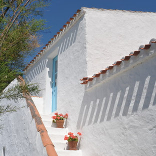 Inspiration pour une façade de maison blanche méditerranéenne de taille moyenne et à un étage avec un toit plat.