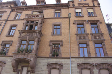 Ejemplo de fachada tradicional de tamaño medio de tres plantas
