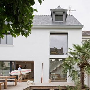 Idées déco pour une façade de maison de ville blanche bord de mer de taille moyenne et à un étage avec un toit à deux pans et un toit en shingle.