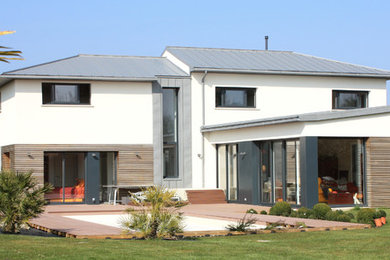 This is an example of a large contemporary house exterior in Rennes.