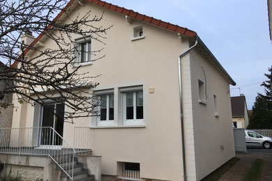 Idées déco pour une façade de maison contemporaine.