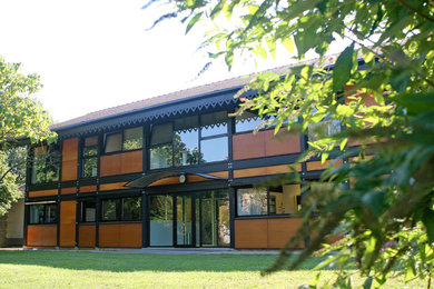 Idée de décoration pour une façade de maison design de taille moyenne.