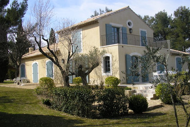 Großes, Zweistöckiges Country Einfamilienhaus mit Putzfassade, gelber Fassadenfarbe, Satteldach und Ziegeldach in Marseille