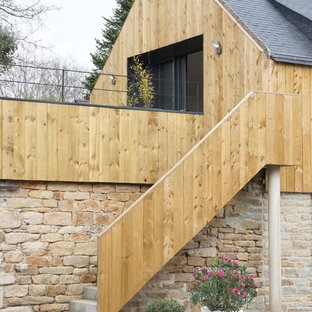 Cette image montre une façade de maison design avec un revêtement mixte, un toit à deux pans et un toit en shingle.
