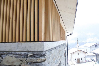 Mittelgroßes, Dreistöckiges Modernes Haus mit Satteldach und Blechdach in Grenoble