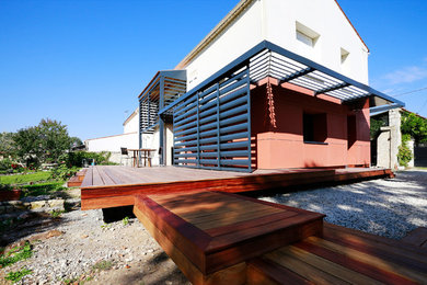 Cette image montre une grande façade de maison multicolore design à deux étages et plus avec un toit en appentis et un toit en tuile.