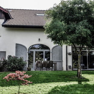 Großes, Dreistöckiges, Weißes Eklektisches Einfamilienhaus mit Satteldach und Ziegeldach in Lyon