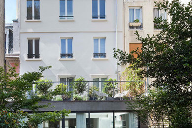 Foto de fachada de casa pareada gris contemporánea de tres plantas con revestimiento de hormigón, tejado plano y tejado de varios materiales