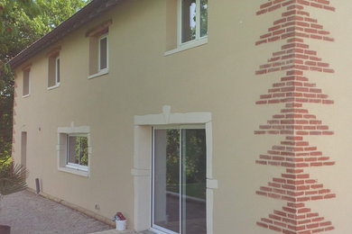 Cette image montre une façade de maison rustique.