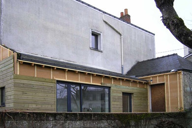 Idées déco pour une façade de maison contemporaine.