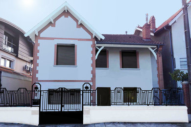 Exemple d'une façade de maison chic à deux étages et plus avec un toit à quatre pans.