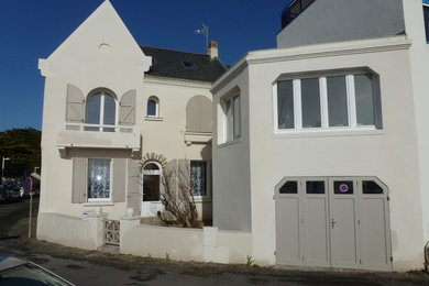 Exemple d'une façade de maison chic.