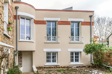 パリにあるお手頃価格のコンテンポラリースタイルのおしゃれな家の外観 (石材サイディング、タウンハウス) の写真
