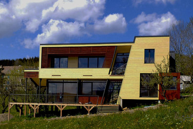 ボルドーにあるコンテンポラリースタイルのおしゃれな家の外観の写真