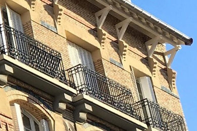 Klassisches Wohnung mit Backsteinfassade, bunter Fassadenfarbe, Satteldach und Ziegeldach in Paris