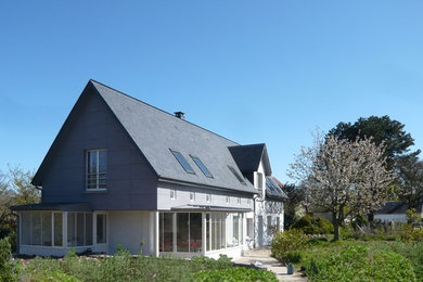 Exemple d'une façade de maison bord de mer.