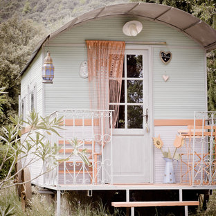 Réalisation d'une petit façade de maison style shabby chic.