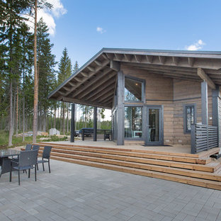 Cette image montre une façade en bois beige nordique de plain-pied avec un toit à deux pans.